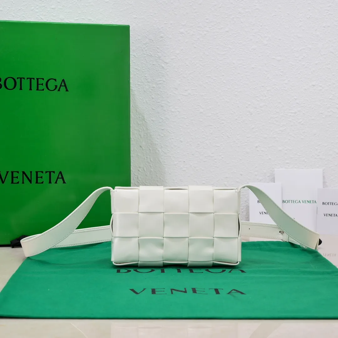 1 minute ago #Bv 2022 autumn and winter new product Cassette medium pillow bag. Classic weaving craftsmanship and oil wax leather design pillow bag. It has developed into a family series and has become the trump card of the new Bottega bag🔥 A must-have artifact for fashionistas to match frequently selected fashion items with contemporary exquisite workman concave shapes💚Cute and cute. The medium size is launched in the latest color. It is beautiful and dreamy and super exciting💓 Size: 17.5*10.5*3cm, model: 7587#